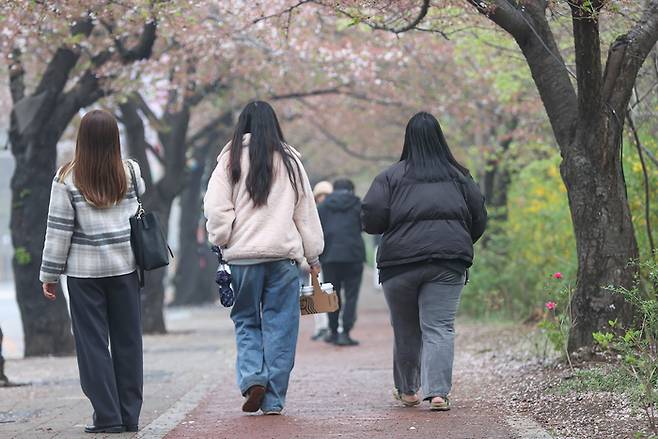 서울 여의도 윤중로에서 두꺼운 외투를 입은 시민들이 이동하고 있다.[사진제공=연합뉴스]