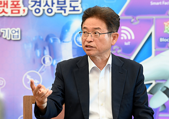 Governor Lee Cheol-woo of North Gyeongsang Province speaks during a interview with Maeil Business Newspaper at his office on May 10. [Photo provided by Gyeongbuk Provincial Government Office]