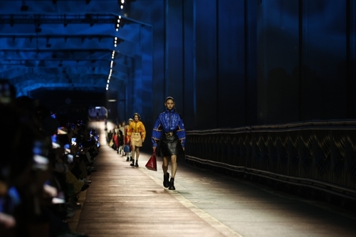 프랑스 명품 브랜드 루이비통이 지난 4월 29일 서울 잠수교에서 사상 처음으로 개최한 프리폴(Prefall) 패션쇼. [사진 제공 = 루이비통]