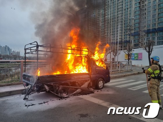 17일 오전 7시1분쯤 광주 서구 양동시장 인근 도로에 주차돼 있던 1t 화물차에서 불이 나 소방당국이 진화 작업을 하고 있다. /사진=뉴스1(동부소방 제공)