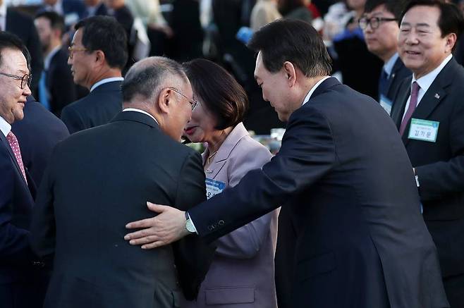 [서울=뉴시스] 홍효식 기자 = 윤석열 대통령이 23일 서울 용산 대통령실 청사 앞 잔디마당에서 열린 2023 대한민국 중소기업인대회에서 정의선 현대차그룹 회장과 인사하고 있다. 2023.05.23.