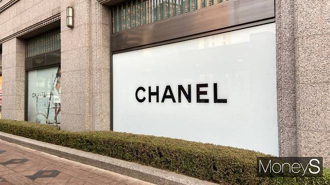 프랑스 명품 브랜드 샤넬이 가격 인상에 나섰다. 올해 3월 이후 두번째 가격 인상이다.샤넬 매장이 있는 서울 한 백화점 외관. /사진=연희진 기자