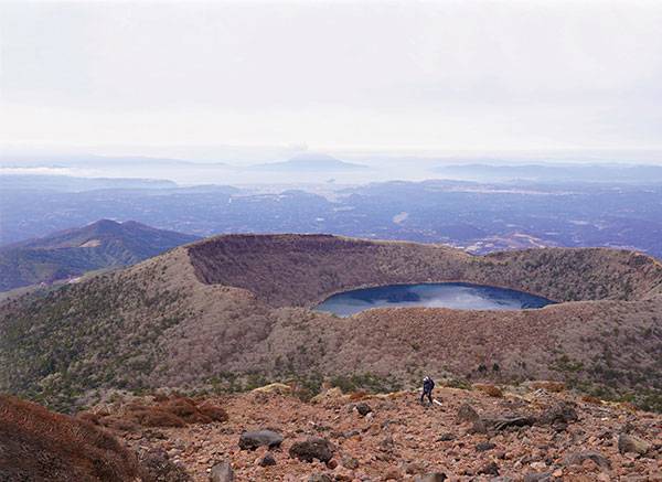 진한 코발트블루색의 오나미이케의 장엄한 모습. 해발 1,411m, 둘레 1.9km. 일본에서 가장 높은 곳에 위치한 가장 큰 화구호이다.
