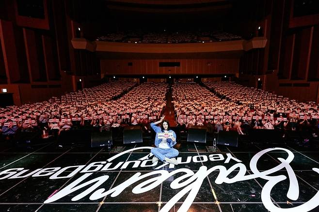 팬미팅 ‘베이커리 연경당’ 행사장에서 팬들과 함께 사진을 촬영하는 김연경. 라이언앳 제공