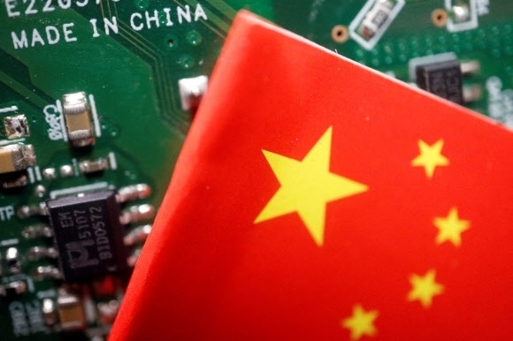 미국의 견제 속에서도 기술을 키워가고 있는 중국의 반도체, 인공지능(AI) 산업하는 상징하는 그래픽. 연합뉴스 자료