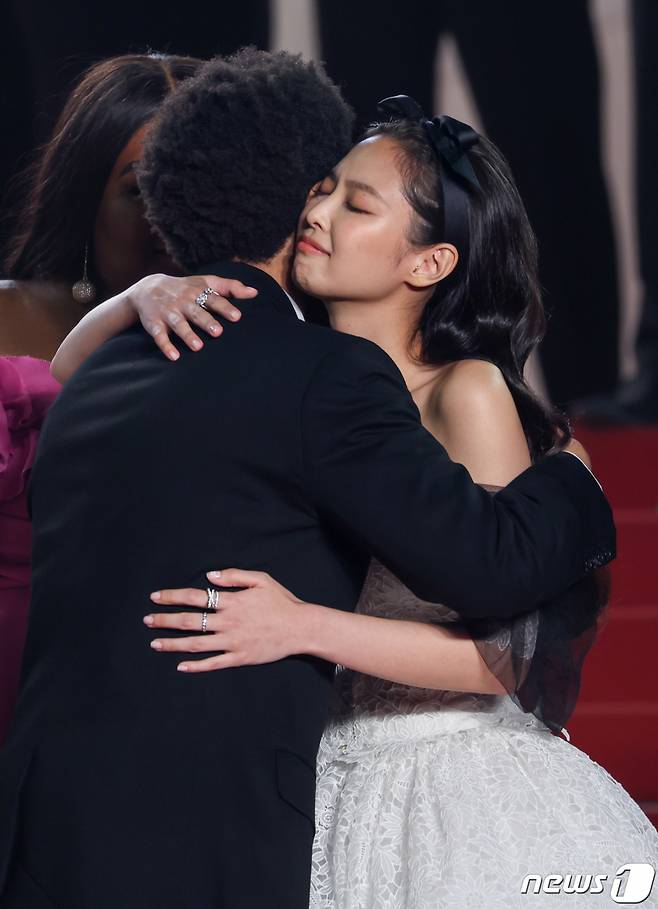 (칸=뉴스1) 이준성 기자 = 22일 오전(현지시간) 프랑스 남부 소도시 칸 ‘팔레 데 페스티발’(Palais des Festival) 뤼미에르 대극장에서 열린 HBO ‘디 아이돌’(The Idol) 월드 프리미어 시사회에서 블랙핑크 제니가 캐나다 싱어송라이터 위켄드와 포옹하고 있다. 2023.5.23/뉴스1  Copyright (C) 뉴스1. All rights reserved. 무단 전재 및 재배포 금지.
