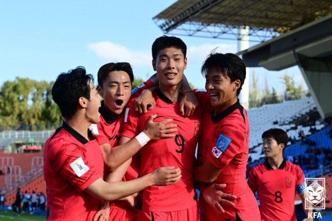 이영준(왼쪽에서 세 번째)이 득점 후 선수들과 기뻐하고 있다. 사진=대한축구협회