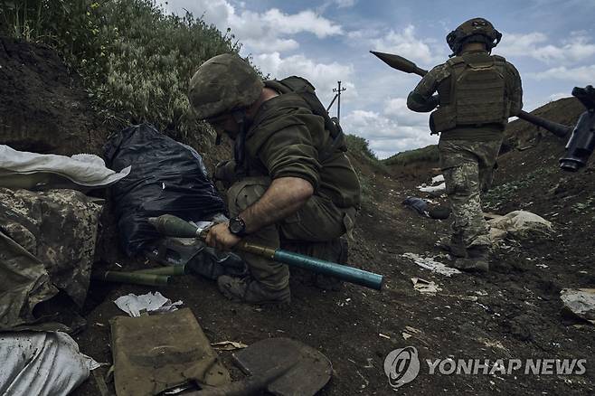 바흐무트 전선 인근에서 전투 준비하는 우크라이나 병사들 [AP=연합뉴스. 재판매 및 DB 금지]