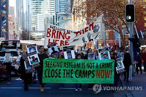 난민 수용소 폐쇄 촉구 시위 [EPA 연합뉴스 자료사진. 재판매 및 DB 금지]