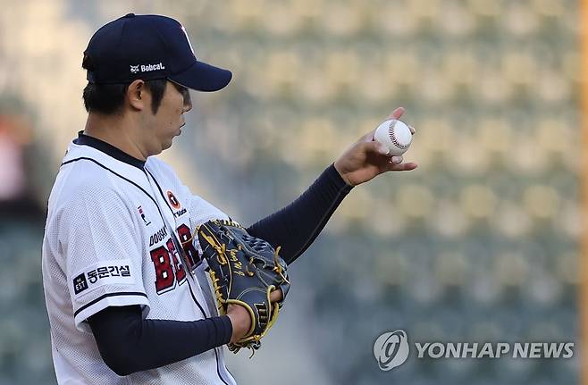 공 바라보는 두산 장원준 (서울=연합뉴스) 박동주 기자 = 23일 서울 잠실야구장에서 열린 2023 프로야구 두산 베어스와 삼성 라이온즈의 경기. 두산 선발투수 장원준이 공을 바라보고 있다. 2023.5.23 pdj6635@yna.co.kr