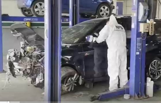 급발진 의심 사고차를 조사중인 국과수〈자료=JTBC뉴스룸〉