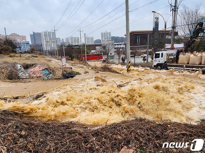 지난 2월12일 오후 광주 남구 덕남정수장 입구가 물에 잠겨있다. 광주시상수도본부에 따르면 이날 오전 6시쯤 덕남정수장의 수돗물 유출 밸브가 고장 나 배수지로 수돗물 공급이 중단됐다. 이로 인해 오후 1시부터 광주 남구와 서구, 광산구 등 91만명이 단수 사태를 겪게 됐다. 2023.2.12.뉴스1 ⓒ News1 서충섭 기자