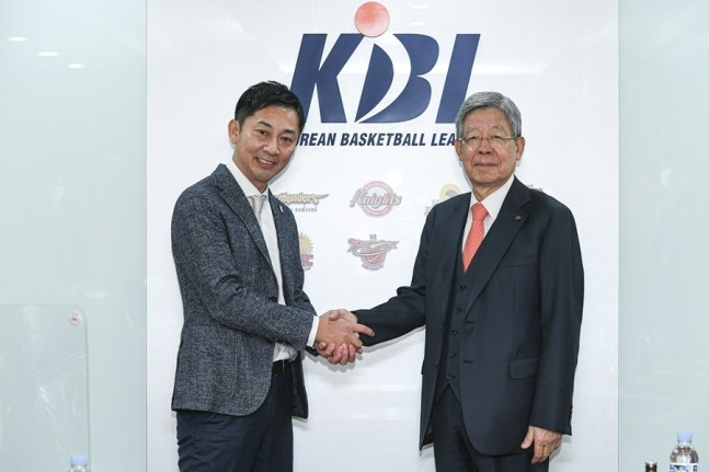 시미다 신지 일본 B.리그 총재와 김희옥 KBL 총재(오른쪽). (KBL 제공)