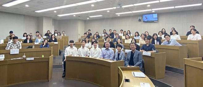 정의선 현대차그룹 회장(맨 앞줄 왼쪽에서 네번째)이 지난 11일 연세대학교 조직학습 강의 참관 이후 학생들과 기념 촬영을 하고 있다.[사진=연세대학교]