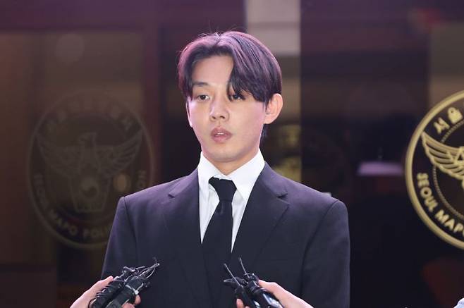 마약 투약 혐의를 받고 있는 배우 유아인이 24일 구속영장이 기각된 뒤 서울 마포경찰서를 나서고 있다. [이미지출처=연합뉴스]