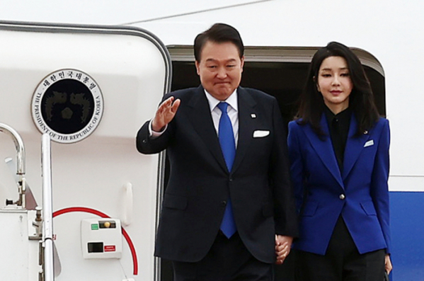 주요 7개국(G7) 정상회의에 참석하는 윤석열 대통령과 김건희 여사가 19일 일본 히로시마공항에 도착, 공군 1호기에서 내리며 영접인사들에게 손을 들어 인사하고 있다. 사진=연합뉴스