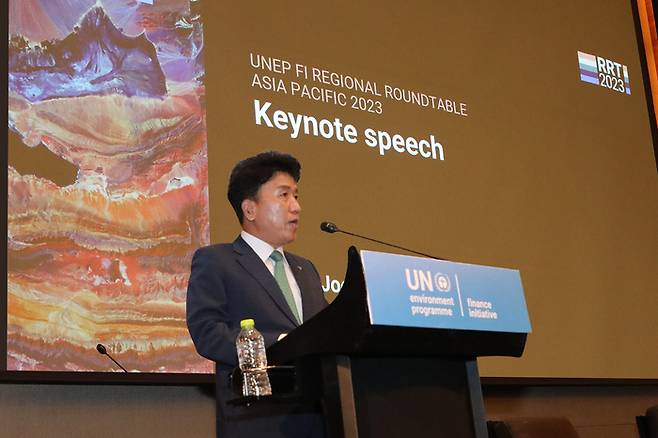 함영주 하나금융그룹 회장이  24일 서울 여의도 콘래드 호텔에서 개최된 이번 UNEP FI 아시아·태평양 라운드테이블에서 기조연설을 하고 있다.