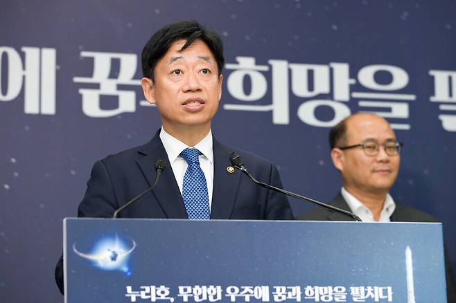 오태석 과학기술정보통신부 1차관이 24일 오후 전남 고흥군 나로우주센터 프레스룸에서 ‘누리호 3차 발사시각’ 관련 브리핑을 하고 있다. 연합뉴스