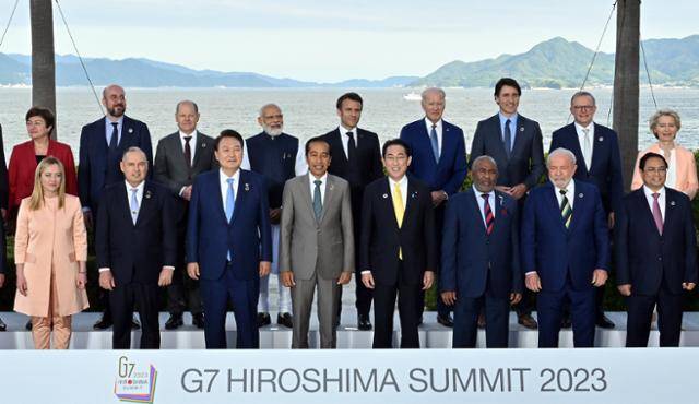 G7 의장국인 일본 초청에 따른 참관국(옵서버) 자격으로 G7 정상회의에 참석한 윤석열 대통령이 20일 일본 히로시마 그랜드 프린스 호텔에서 열린 G7 정상회의에서 각국 정상들과 기념촬영을 하고 있다. 연합뉴스