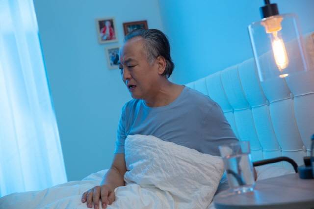 나이가 들면 멜라토닌 감소 등으로 인해 불면증이 생길 수 있다. 수면환경 개선으로 불면증 개선은 가능하다.  /게티이미지뱅크