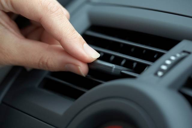 자동차 에어컨 필터는 6개월에 한 번, 혹은 15000km 주행 후 교체를 해야 한다./사진=클립아트코리아