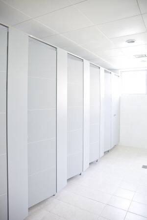 공중화장실을 쓸 때는 첫 번째 칸에 들어가길 추천한다./사진=게티이미지뱅크