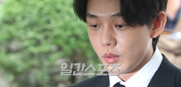 '상습 마약 투약' 혐의를 받는 배우 유아인이 24일 오전 서울 서초구 서울중앙지방법원에서 열린 구속 전 피의자 심문(영장실질심사)을 받기 위해 법원으로 들어서고 있다.서병수 기자 qudtn@edaily.co.kr /2023.05.24/