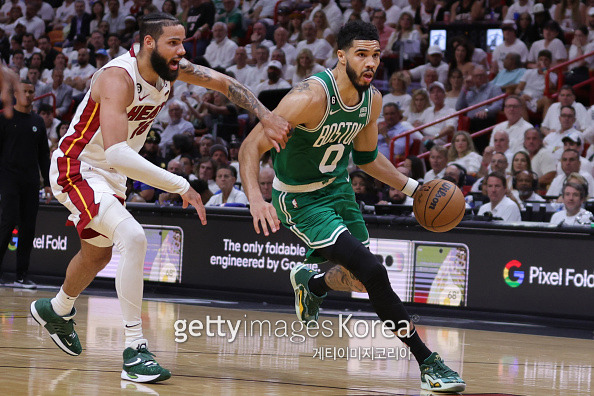 24일 카세야 센터에서 열린 2022~23 NBA PO 동부 콘퍼런스 파이널 4차전 마이애미 히트와 보스턴 셀틱스의 경기. 보스턴 제이슨 테이텀이 케일럽 마틴의 수비를 피해 공격을 시도하고 있다. 게티이미지