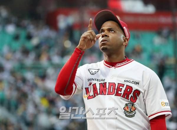 2023 KBO 프로야구 SSG 랜더스와 LG 트윈스의 경기가 24일 오후 인천SSG랜더스필드에서 열렸다. 4회초 2사 1,2루 엘리아스가 김기연을 삼진 처리하며 이닝을 마치고 더그아웃으로 들어가고 있다. 인천=김민규 기자 