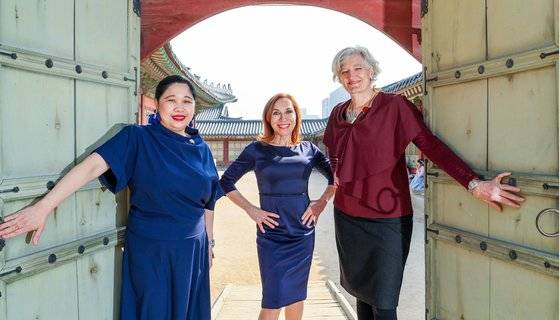 주한 외교가의 자칭 '서울 시스터즈'가 경복궁에 모였다. 왼쪽부터 마리아 테레사 디존-데베가 주한 필리핀 대사, 마르시아 도네르 아르베루 주한 브라질 대사, 타마라 모휘니 주한 캐나다 대사. 우상조 기자