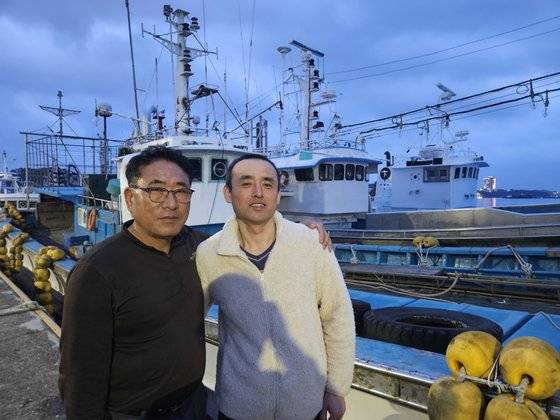 지난 3일 여수에서 조업을 마치고 돌아온 선주 김석두(62·좌)씨와 중국 국적의 어선원 리지빙(43·우). 이영근 기자