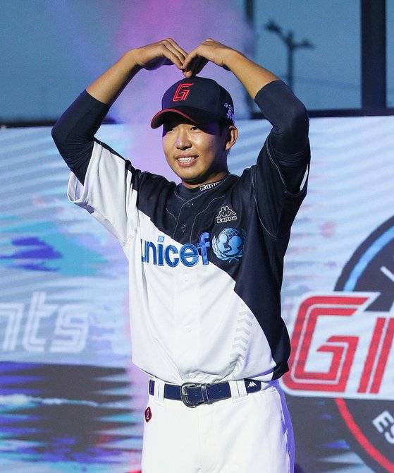 올해 3월 열린 롯데 구단 출정식에서 팬들을 향해 큰 하트를 그려보이는 김민석. 사진 롯데 자이언츠