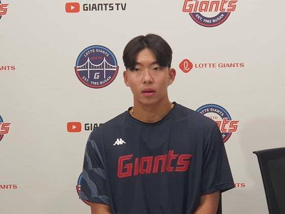 롯데 김민석이 23일 사직구장에서 인터뷰를 하고 있다. 부산=고봉준 기자