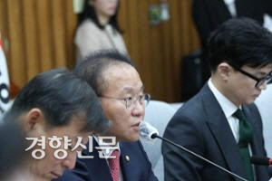윤재옥 국민의힘 원내대표(왼쪽에서 두번째)가 24일 국회에서 열린 공공질서 확립과 국민권익보호를 위한 당정협의회에서 발언하고 있다. 박민규 선임기자