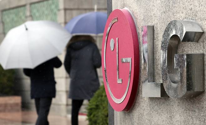 ▲ 서울 영등포구 여의도 LG 트윈타워로 입주사 직원들이 들어가고 있다. ⓒ 연합뉴스