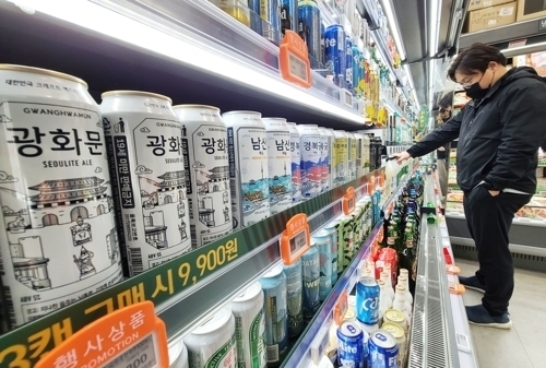 서울 시내 한 슈퍼마켓의 수제맥주 판매대 모습. [사진 출처 = 연합뉴스]