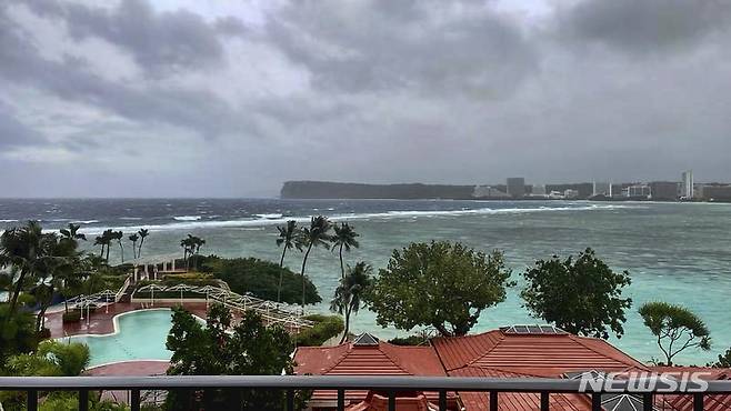 [AP/뉴시스] 23일 미 연안경비대가 제공한 사진으로 태풍 마와르가 접근하고 있는 괌의 투몬 베이 모습. 2023. 05.24.