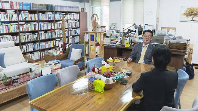 인터뷰하고 있는 장승권목사