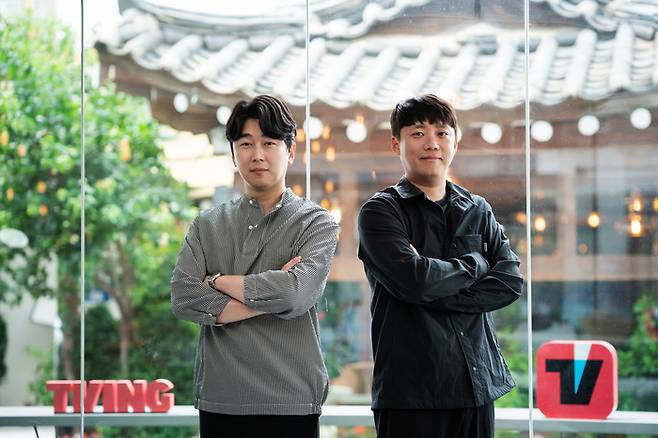 티빙 예능 ‘결혼과 이혼 사이 2’를 연출한 이진혁PD(왼쪽)과 박내룡PD. 사진 티빙