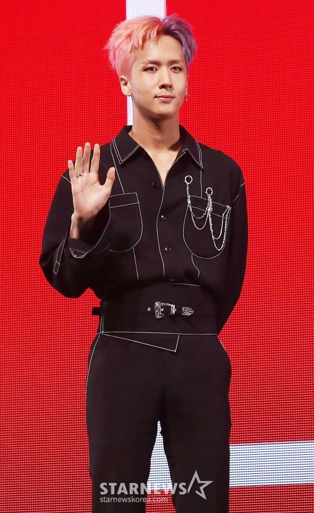 그룹 빅스 라비가 17일 오후 서울 광진구 예스24 라이브홀에서 진행된 세 번째 정규 앨범 'EAU DE VIXX' 발매 기념 쇼케이스에서 포즈를 취하고 있다. /사진=김휘선 기자 hwijpg@