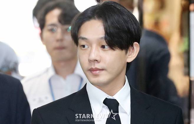 마약류 관리에 관한 법률 위반 혐의를 받고 있는 배우 유아인(본명 엄홍식)이 24일 오전 서울 서초구 중앙지방법원에서 진행된 구속전피의자심문(영장실질심사)에 출석하고 있다.  유아인은 프로포폴, 대마, 코카인, 케타민 등의 마약류를 투약한 혐의를 받고 있다. 사건을 담당한 서울경찰청 마약범죄수사대는 지난 19일 증거 인멸과 도주 우려가 있다며 유아인에 대한 사전 구속영장을 신청했고, 서울중앙지검은 지난 22일 법원에 구속영장을 청구했다. 유아인과 공범으로 지목된 미대 출신 작가 A씨도 같은 혐의로 구속영장이 청구됐다. 2023.05.24 /사진=김창현 기자 chmt@