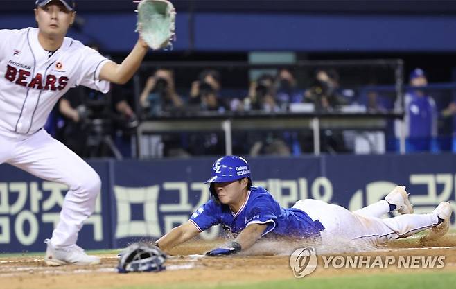 삼성 '귀중한 득점' (서울=연합뉴스) 이지은 기자 = 24일 오후 서울 잠실야구장에서 열린 프로야구 삼성과 두산의 경기. 8회초 무사 만루 상황에서 삼성 피렐라 타석 때 폭투로 3루 주자 김현준 홈으로 쇄도, 득점하고 있다. 2023.5.24 jieunlee@yna.co.kr