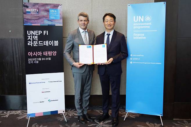 (왼쪽부터)UNEP FI의 아시아태평양 지역 회의에 참석한 에릭 어셔(Eric Usher) UNEP FI 대표와 김신 SK증권 사장.(사진=SK증권)