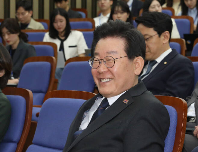 이재명 더불어민주당 대표가 25일 서울 여의도 국회에서 열린 의원총회에서 밝게 미소를 짓고 있다.(사진=뉴스1)