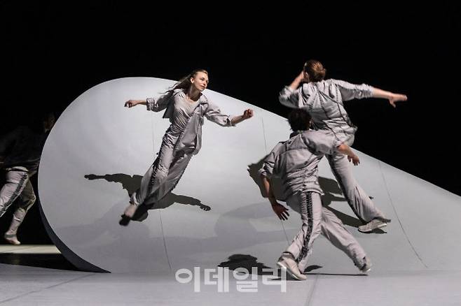 예테보리 오페라 댄스컴퍼니와 안무가 다미앙 잘레의 작품 ‘카이츠’의 한 장면. (사진=LG아트센터)