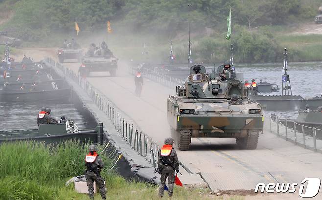 24일 경기 여주시 연양동 남한강 일대에서 육군 제11기동사단 장병들이 도하훈련을 하고 있다. 2023.5.24/뉴스1 ⓒ News1 김영운 기자