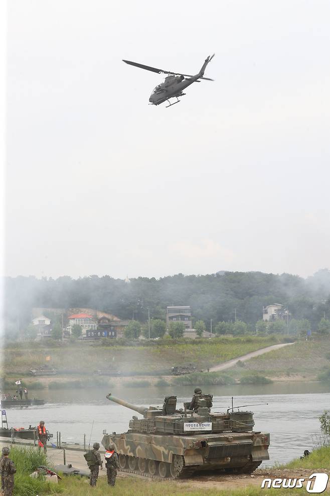 24일 경기 여주시 연양동 남한강 일대에서 육군 제11기동사단 장병들이 도하훈련을 하고 있다. 2023.5.24/뉴스1 ⓒ News1 김영운 기자