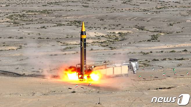 이란 국방부는 25일(현지시간) 4세대 호람샤르 미사일 '카이바르'가 발사대에서 이륙하는 사진을 공개했다. 호람샤르는 이란이 자체 개발한 중거리탄도미사일이다. 2023.05.25. ⓒ 로이터=뉴스1 ⓒ News1 김성식 기자