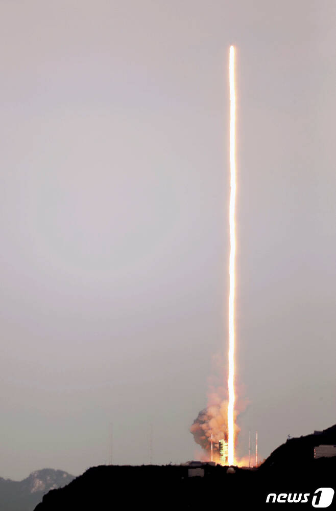 한국형 우주발사체 누리호(KSLV-Ⅱ)가 25일 오후 전남 고흥군 나로우주센터에서 발사되고 있다.. (레이어 합성) 2023.5.25/뉴스1 ⓒ News1 이재명 기자