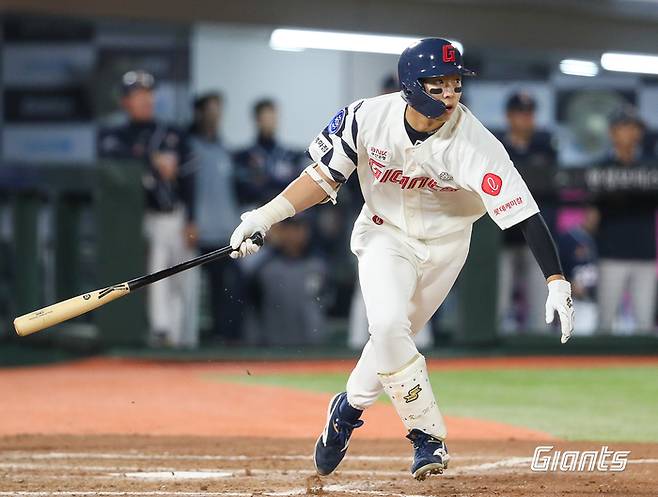 롯데 김민석이 타격 후 타구를 바라보고 있다. 사진제공 | 롯데 자이언츠